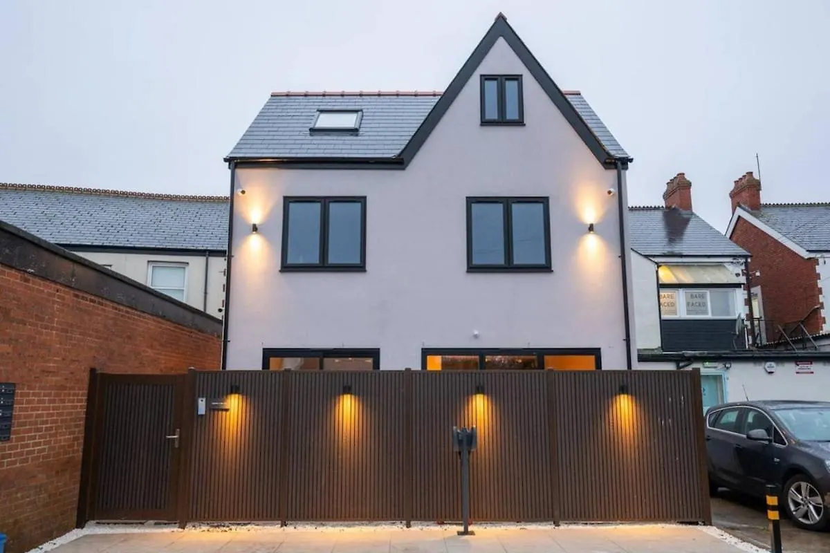 Luxurious 2 Bed Apartment Cardiff Central 0*,
